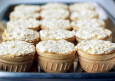 Atıştırmalık Porsiyonlu hamur sepetine sarımsak ve mayonez karıştırılmış işlenmiş peynir..