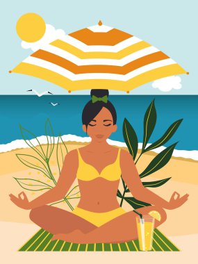 Genç kadın yoga nilüfer pozisyonunda oturuyor. Serbest zihin konsepti, kadın akıl sağlığı, pozitif akıl. Mayolu bir kız yazın kumsalda meditasyon yapar..