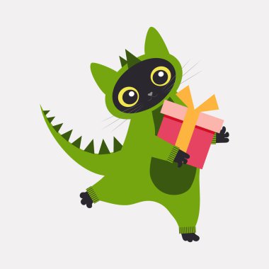 Şirin bir siyah kedi ejderha kostümü giymiş ve pençelerinde bir kutu hediye tutuyor. Vektör.