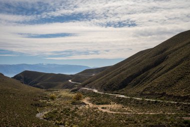 Kurak dağlar arasında geçiş
