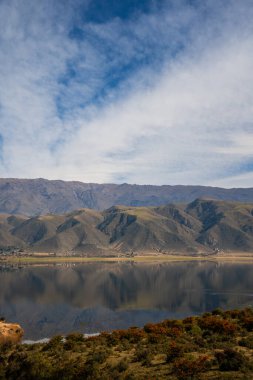 Gün boyunca renkli dağlar ve göl
