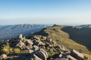 Dağların tepesinde kayalar