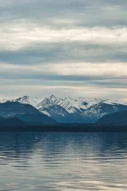 Karlı ve göllü dağlardan oluşan bir grup