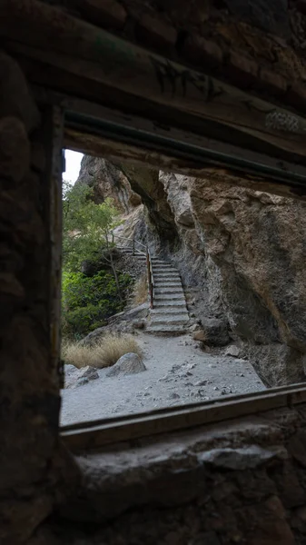 Lépcső Egy Domb Közepén Ablakon Keresztül — Stock Fotó