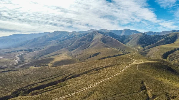 Kurak dağlar arasındaki rota drone wiew