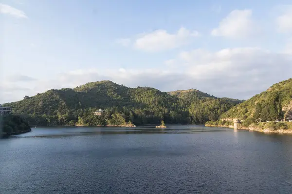 Dağlar ve göl grubu