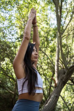 Nehirde yoga yapan kadın.