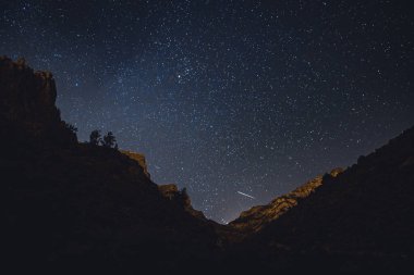 Dağlar arasında yıldızlı gece