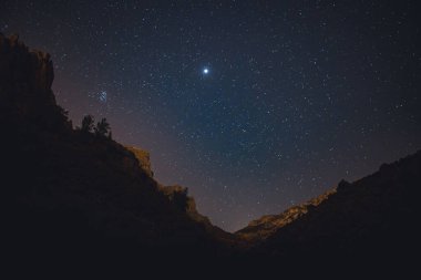 Dağlar arasında yıldızlı gece