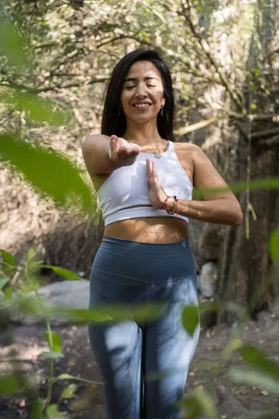 Nehirde yoga yapan kadın.