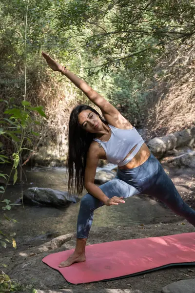 Nehirde yoga yapan kadın.