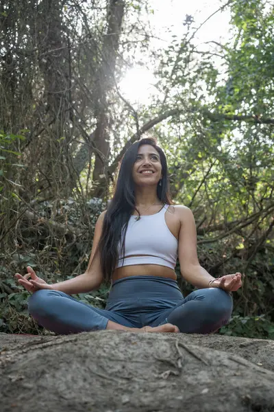 Nehirde yoga yapan kadın.
