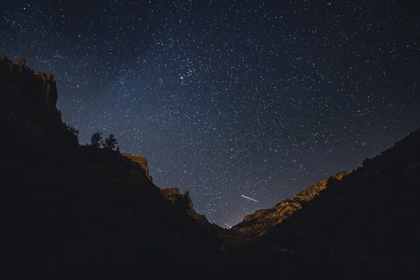Dağlar arasında yıldızlı gece