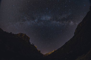Dağlar arasında yıldızlı gece