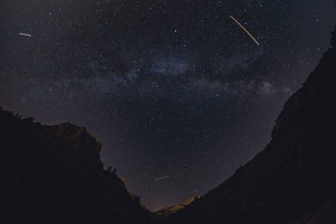 Dağlar arasında yıldızlı gece