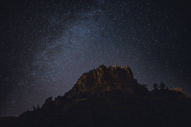 Dağlar arasında yıldızlı gece