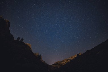 Dağlar arasında yıldızlı gece