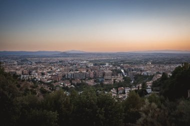 Gün batımında şehir görünümü