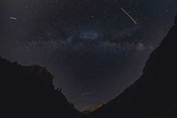 Dağlar arasında yıldızlı gece