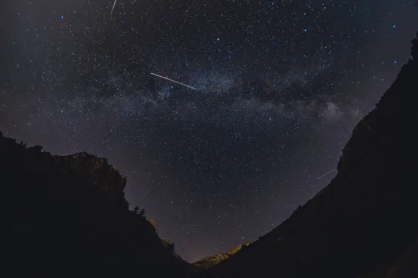 Dağlar arasında yıldızlı gece
