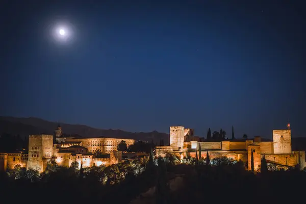 Alhambra palace gece görünümü