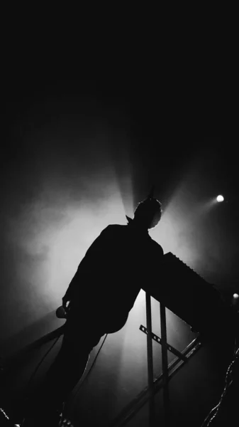 Schwarz Weiße Hintergrundbeleuchtung Des Musikergesangs — Stockfoto