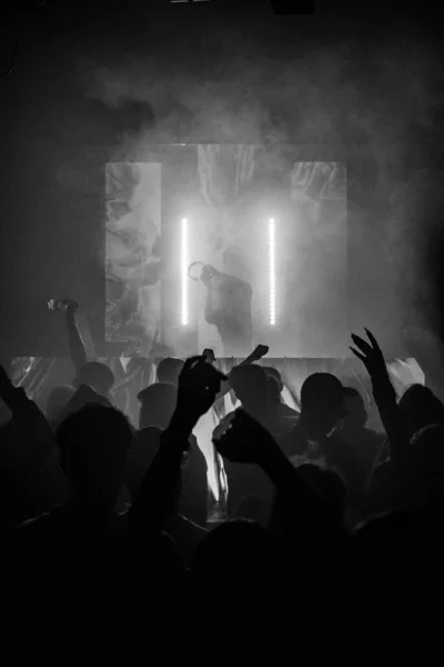 Silhouette Von Hinterleuchtet Während Musik Auf Dem Fest — Stockfoto