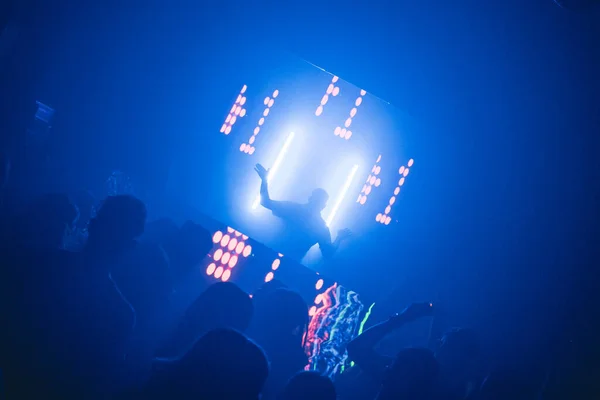 축제에서 음악을 재생하는 Backlit의 실루엣 — 스톡 사진