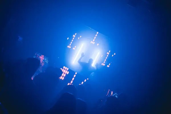 Silhouet Van Verlicht Tijdens Het Afspelen Van Muziek Het Feest — Stockfoto
