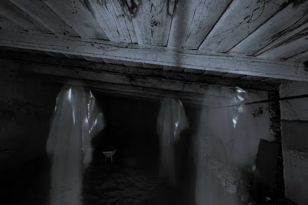 木製の天井が付いている屋根裏部屋の幽霊 — ストック写真