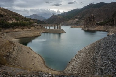 Çimento yapısına sahip mavi su vadisi