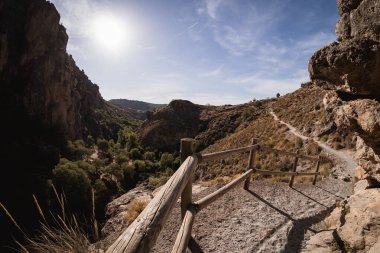 Kurak dağın ortasında bir uçurum var. Büyük bir çöl bölgesinin yüksek irtifasından panoramik manzara
