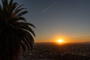 Gün batımında Granada şehri manzarası