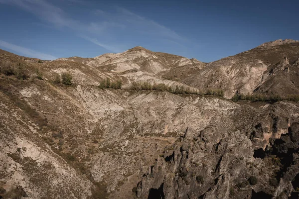 Kurak dağın ortasında bir uçurum var. Büyük bir çöl bölgesinin yüksek irtifasından panoramik manzara