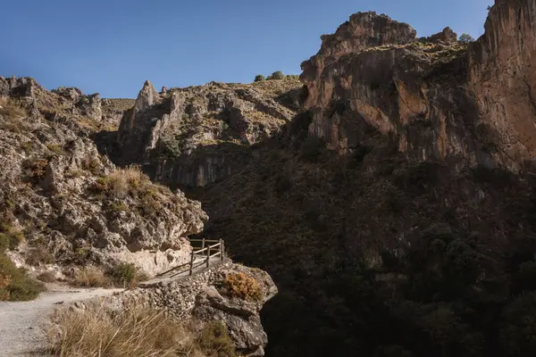 Kurak dağın ortasında bir uçurum var. Büyük bir çöl bölgesinin yüksek irtifasından panoramik manzara