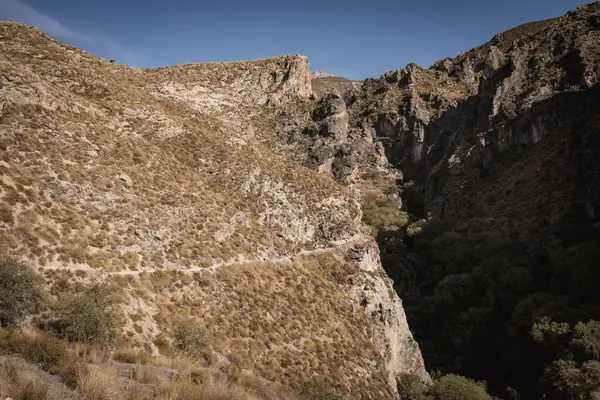 Kurak dağın ortasında bir uçurum var. Büyük bir çöl bölgesinin yüksek irtifasından panoramik manzara