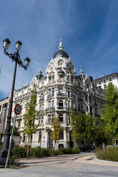 Madrid köşesinde eski bina var.