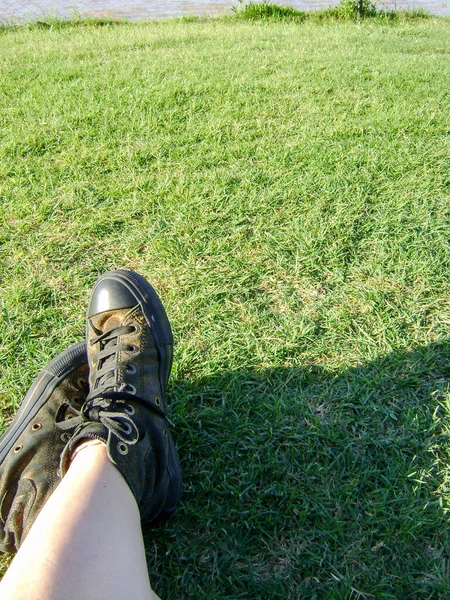 piernas de mujer tomando sol
