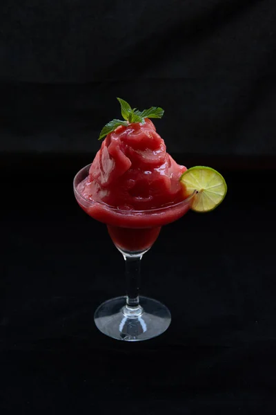Cocktail Met Aardbeienpulp Alcohol Een Glas — Stockfoto