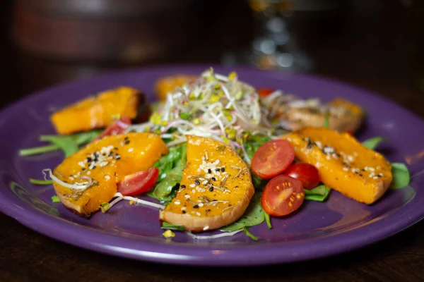 Vejetaryen usulü Grillados con ensalada y brotes de soja
