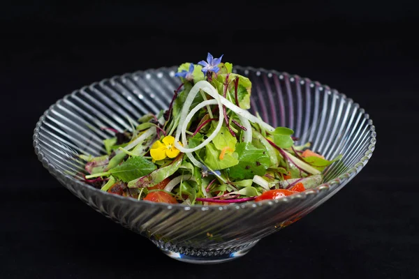 ensalada de hojas verde en carta de restaurant