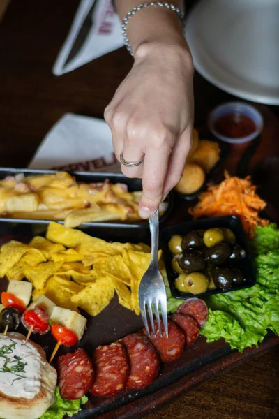 tapeo con pinchos nachos fritos empanados y aceituna