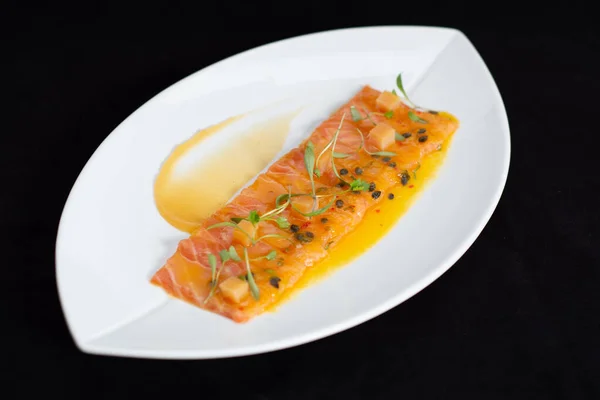 Fetas de somon con salsa de maracuya