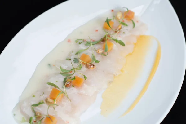 Fetas de somon con salsa de maracuya