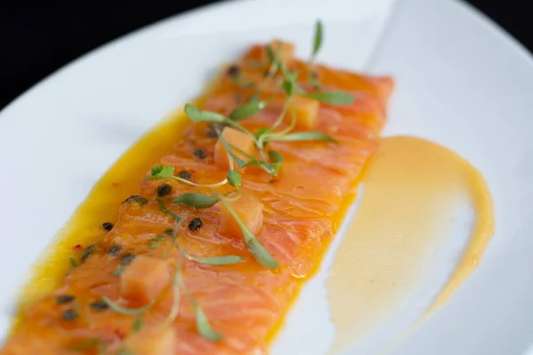 Stock image fetas de salmon con salsa de maracuya