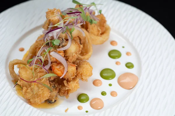 Plato gurme de comida peruana con ceviche y rabas