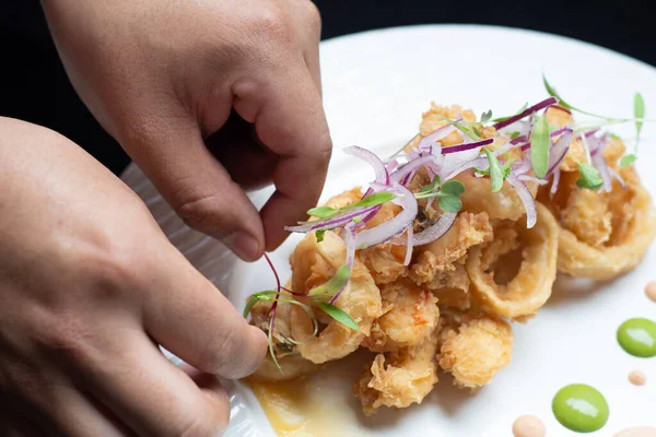 Cocando UN Plato de Ceviche Y RABAS
