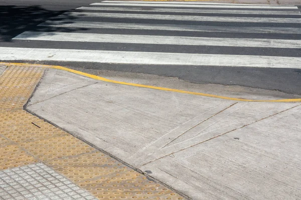 senda peatonal con bajada para sillas de ruedas
