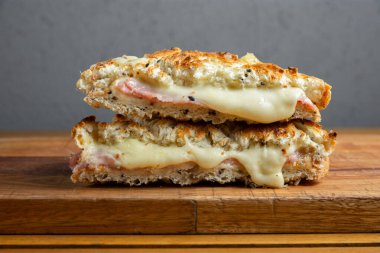 Kızarmış jambon ve erimiş peynirli sandviç.