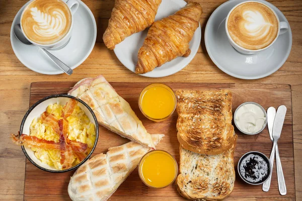 Kahveli, sütlü tost ve kruvasanla otel kahvaltısı.